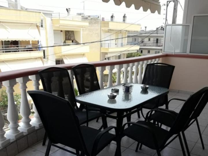 Elegant Apartment Near The Beach Néa Péramos Dış mekan fotoğraf